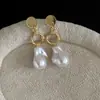 Brincos de Pérola Irregulares Estilo Retrô Francês com Agulha de Prata, Brincos Modernos e Únicos com um Toque de Luxo Leve e Sofisticado para Mulheres