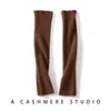 Caxemira 100% pura, macia e confortável, com uma textura canelada vertical, oferecendo excelente elasticidade, um ajuste justo e evitando que escorregue.. Estas meias de cashmere são quentes, proporcionam excelente isolamento contra o frio e possuem um design simples, macio, moderno e versátil.