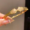 Pulsera con cierre de patrón de flecha de circón chapada en oro real de 18 quilates, moderna y sofisticada para uso diario, joyería de diseño elegante