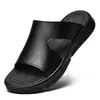 Pantuflas de cuero para hombre de gran tamaño transfronterizas para verano, sandalias tipo chancla de suela gruesa y ligera para hombre, sandalias de playa populares de comercio exterior