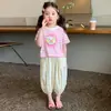 Traje de Manga Corta para Niña Estilo Verano 2026 Nuevo Estilo Niña Pequeña Camiseta de Dibujos Animados Elegante Pantalones de Verano Finos Anti-Mosquitos para Niños
