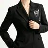 Acessórios de Moda Transfronteiriços Europeus e Americanos, Broche Pequeno Estilo Chanel com Franja de Pérolas Imitação para Mulheres, Acessório de Pino Elegante de Alta Qualidade para Terno