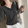 Camiseta de manga longa de cor sólida com gola semiaberta para mulheres, design de outono, versátil, modeladora, top de base abotoado de alta qualidade