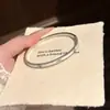 Pulsera de estilo coreano de lujo ligero con cierre de tres diamantes y cuatro conchas para mujer, pulsera exquisita de acero de titanio que no se decolora, accesorio nuevo moderno y versátil