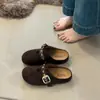 Sandalias tipo mule de suela gruesa estilo coreano para mujer, colección otoño/invierno 2026, adecuadas tanto para interiores como para exteriores, con detalle de hebilla y tacón oculto