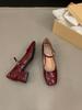 Zapatos de tacón grueso rojos de una sola capa para mujer 2023 nuevo verano tacón medio-alto plateados Mary Jane con falda zapatos de noche