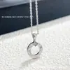 Colar de Moeda de Cobre Redonda V Gold Boge Moeda de Cobre Moeda Cheia de Diamante Concha Branca Escultura Fina CNC Colar de Temperamento para Mulheres Fabricante Atacado