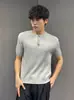 Camisa Henley de Punto con Rayas Verticales Fluido para Hombre Verano Gris Claro Tres Botones Manga Corta Fresca Casual Versátil Capa Base Moderna