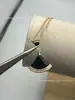 Exquisito collar de falda de doble capa en oro V, chapado en oro real de 18 quilates, cadena para la clavícula con colgante en forma de abanico de nácar blanco natural y ágata roja