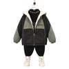 Jaqueta com Forro de Fleece para Meninos Outono e Inverno 2025 Nova Estilosa e Descolada Espessa Quente Top Infantil para Bebês e Crianças Roupa de Inverno