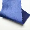 Tejido de satén elástico, grueso y brillante con una caída suave, que presenta un efecto reluciente de seda artificial, adecuado para disfraces de baile y ropa formal.