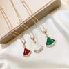 Colgante de Ágata Roja Edición Alta Cadena Clavicular Versátil Acero de Titanio Chapado en Oro Rosa de 18K Nácar Blanco Forma de Abanico Collar Falda Pequeña