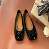 Sapatos Mary Jane com Salto Grosso Borboleta Estilo Uva Feminino 2026 Novos Sapatilhas Francesas de Salto Baixo Sapatos de Bico Raso Versáteis