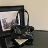 Bolsa tote casual estilo coreano com acabamento em couro encerado, grande capacidade, apresentando um pingente em formato de estrela e fivela de cinto, nova coleção outono 2026