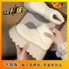 Zapatos de Algodón Cálidos, Engrosados y Forrados de Felpa Estilo Birkenstock del Noreste de China, Botas de Nieve Blancas Cortas de Suela Gruesa que Aumentan la Altura para Mujeres, Nuevo Modelo de Invierno 2026