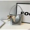 Bolsa Saco de Alto Valor 2024 Nova Cor Sólida Tendência Personalidade com Pingente Ombro Único Sobrancelha Bolsa de Mão Commuter Ins