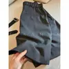 ¡Muy recomendable! Pantalones de traje grises a rayas de estilo 'old money', de longitud media, para el verano 2026, de tiro alto, que cubren la cadera, estilizados, de longitud media