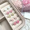 Conjunto de Brincos de Flor de Resina Agulha de Prata para Mulheres, Brincos de Temperamento Doce e Elegante, Pequenos e Delicados Acessórios de Orelha com um Toque de Nicho de Alto Padrão