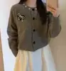Nuevo Estilo Otoño e Invierno 2026 Cárdigan de Punto Inspirado en Chanel para Mujer, Elegante y Suave Abrigo Suéter con Bordado de Lazo para Mujer
