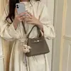 Bolsa de mão de luxo feminina 2026 novo estilo moderna super popular pequena tote para trabalho moda retrô bolsa de ombro transversal tipo balde