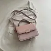 Bolso de mano patchwork monogramado estilo coreano con cierre de candado, un bolso de hombro moderno y minimalista, un bolso cuadrado pequeño adecuado para uso casual y para ir al trabajo