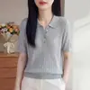 Nuevo Top Camiseta de Punto Manga Corta con Cuello Polo, Botones de Colores, Color Sólido, Patrón Retorcido, Tencel Lyocell, Primavera/Verano 2026