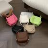 Bolsa de Axila Lisa Colorida Retrô 2026 Nova Moda Casual Texturizada Bolsa de Mão para Mulheres Bolsa de Ombro Nicho para o Dia a Dia para Mulheres