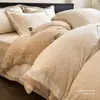 Juego de Cama de Felpa de Leche de Alta Calidad Juego de Cuatro Piezas Terciopelo Tallado Espesado Felpa de Doble Cara Sábana de Cama de Terciopelo Totalmente Mate Invierno Juego de Tres Piezas