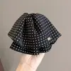 Grampo de Cabelo Saia de Cetim com Bolinhas Pretas e Brancas e Etiqueta Dourada, Estilo Francês, Alto Valor Estético, Simples, Versátil para o Dia a Dia, Grampo Fashion para Rabo de Cavalo