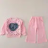Conjunto de Roupas de Outono para Meninas Primavera e Outono 2026 Novo Estiloso Fofo Moletom com Aplique de Coração em Jeans 1 Ano 3 Menina Bebê