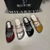 Mules de Plataforma Baixa Slip-On da Moda para Mulheres 2026 Primavera e Outono Novo Estilo Sandálias Elegantes com Tira de Strass