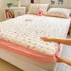 Lençol de cama de veludo de leite, peça única, quente e espesso para outono e inverno, adequado para quartos de dormitório e quartos, com um design fresco e simples, e inclui um conjunto de três peças com acolchoamento matelassê