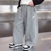 Calça de Verão e Outono para Meninos com Bordado de Letras e Foice Estilo Coreano Calça Casual Solta Estilosa para Crianças Calças de Bebê