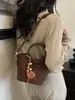 2026 Otoño Temprano Nuevo Bolso de Hombro Elegante de Nicho de Alto Valor Bolso de Mano Moderno Simple de Color Sólido Tipo Cubo Cruzado