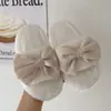 Chinelos Infantis 2026 Outono/Inverno Novos Chinelos de Algodão com Laço e Dedos Abertos para Meninas Roupa de Casa Chinelos Peludos de Inverno para Meninas Jovens Tendência