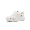 Tênis Brancos Infantis 2026 Primavera Novos Sapatos Casuais de Desenho Animado para Crianças, Tênis de Skate para Meninas, Tênis Esportivos Versáteis para Meninos Tendência