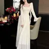 Vestido largo de color liso francés con manga larga, volantes y cuello cuadrado para mujer, estilo resort de lujo ligero para otoño, ajustado en la cintura, que se ciñe a la cadera.