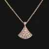 V falda dorada collar completo de diamantes femenino Talla pequeña M oro oro rosa cadena para la clavícula con colgante de diamante en forma de abanico femenino ventas directas de fábrica