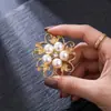 Broche de Flor de Perla Casual, de Moda y Versátil para Mujer, Diseño de Nicho, Elegante Broche Corsage para Chaqueta de Traje
