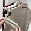 Camisa básica feminina de gola alta média para primavera e outono, com um design único e estiloso, adequada para usar em camadas sob um suéter, top de tricô afunilado e ombro a ombro