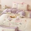 Juego de Cama de Invierno para Niños Clase A de Leche Cálida de Terciopelo de Coral de Cuatro Piezas Estilo Dibujos Animados Bordado Funda de Edredón Engrosada Ropa de Cama