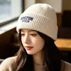 Gorro de punto bordado con letra retro americano, gorro con vuelta nuevo para otoño e invierno, sombrero de lana versátil a prueba de viento para exteriores para parejas