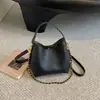 Bolso cubeta nuevo de patrón de lichi 2026, un elegante bolso de hombro con cadena para mujer, con un diseño retro, adecuado para ir al trabajo y versátil para el uso diario, un bolso cuadrado pequeño