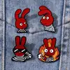 Broche Conejo Prisión Anime Animal Rojo Periférico Insignia de Metal Versátil Accesorio para Ropa Mochila Pin de Solapa Broche
