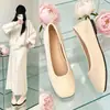 Zapatos planos bajos sencillos de punta cuadrada para mujer, nuevo modelo 2026, superficie suave, adecuados para ir al trabajo, zapatos casuales versátiles sin cordones