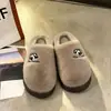 Invierno 2026 Nuevo Estilo Coreano Muñeco de Peluche con Bordado de Panda Lindo Artículo Popular Hogar Interior Exterior Cálido Niña Estudiante