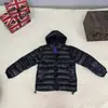 Chamarra abrigo de algodón con capucha y costilla, cremallera lateral, bolsillos, puños elásticos, estilo casual americano