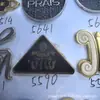 Venta Directa de Fábrica de Diversas Placas de Aleación de Zinc Marca Miao, Etiquetas de Letras Metálicas, Etiquetas Cosidas a Mano y Etiquetas para Ropa