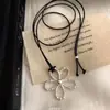 Suzyacc Kr Cadena de Suéter de Cuerda Negra con Flor Hueca de Nicho Coreano Collar Largo Elegante de Gama Alta