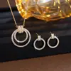 Conjunto de Colar e Brincos de Zircônia Light Luxury para Mulheres Estilo Europeu e Americano Pingente de Anel Duplo Full Diamond Corrente para Clavícula Moda Versátil Acessórios para Noiva